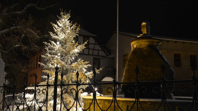 Erster Schnee am Kriegerdenkmal