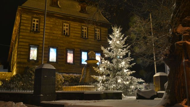 Erster Schnee am Kriegerdenkmal