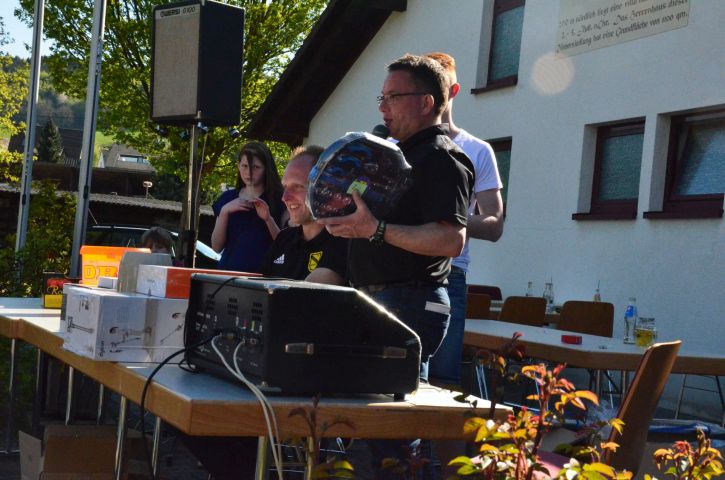 Kassierer Uwe Genn bei der Tombola