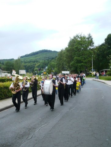 Alle Mann hinter der Musik her